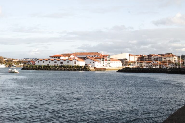 Louer une maison de vacances au Pays Basque : ce qu&rsquo;il faut vérifier avant de réserver