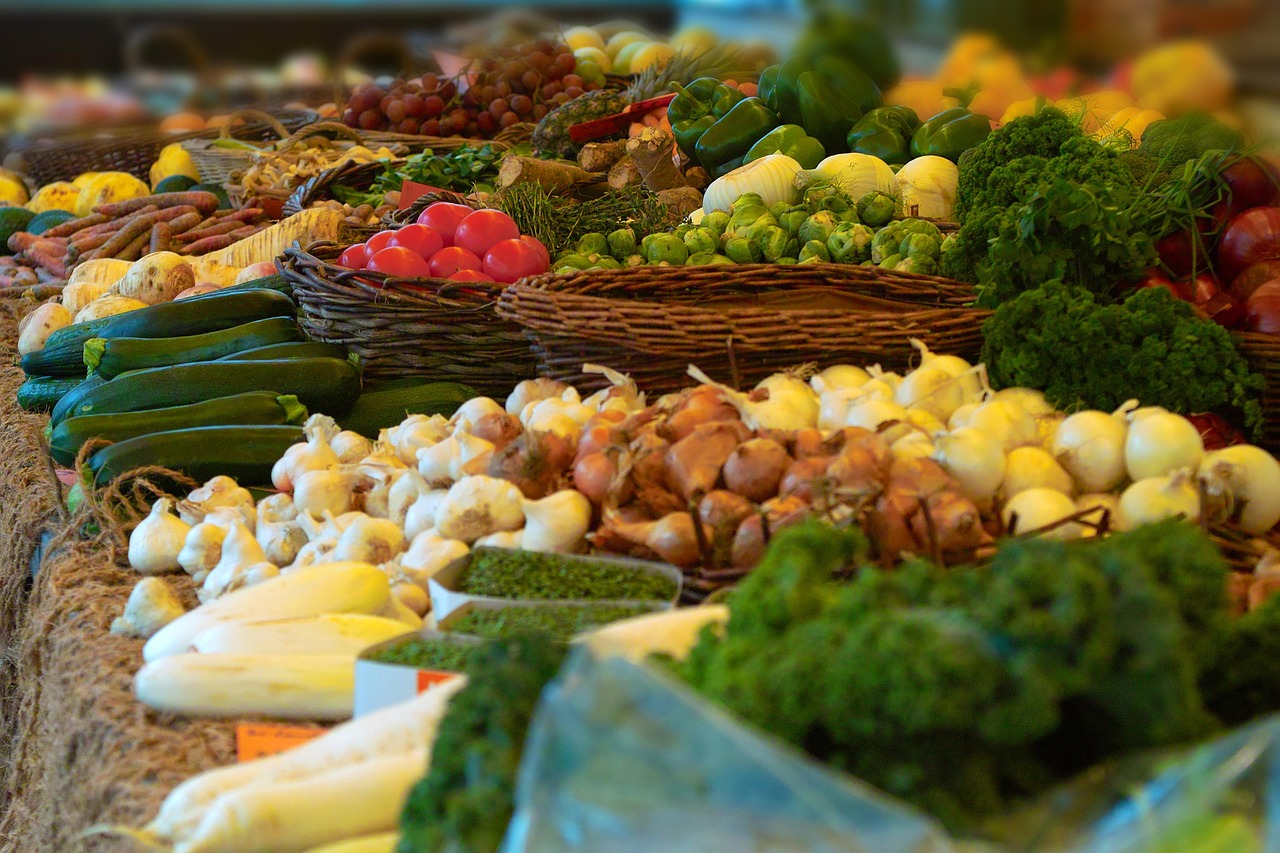 Un étal de légumes frais et colorés sur un marché de producteurs